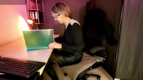 Eva online show from 11/22/25, 10:36