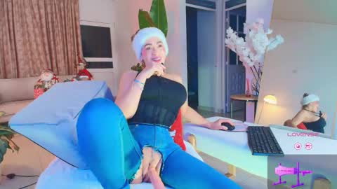 Snapshot of erotik_lady chatting on 11/18/25, 01:00 TINY online show from 11/18/25, 01:00