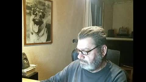Snapshot of erwin1966 chatting on 01/22/25, 04:34 Erwins room welcome sound on online show from 01/22/25, 04:34