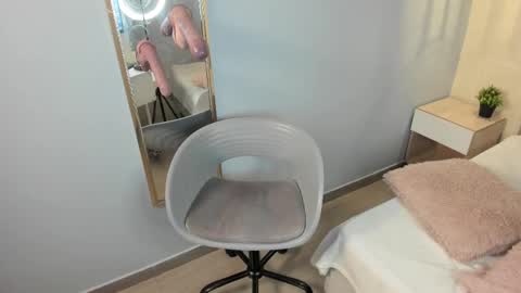 Snapshot of escarleth__ chatting on 02/20/25, 03:30 Escarlet online show from 02/20/25, 03:30