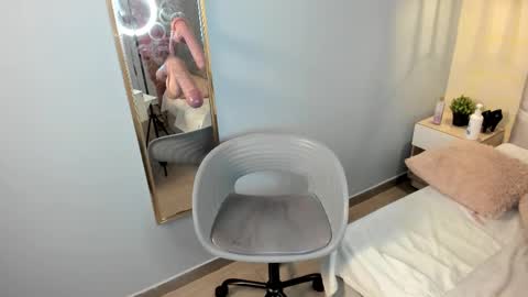 Snapshot of escarleth__ chatting on 02/25/25, 06:53 Escarlet online show from 02/25/25, 06:53