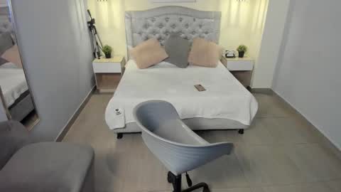 Snapshot of escarleth__ chatting on 10/17/25, 01:46 Escarlet online show from 10/17/25, 01:46