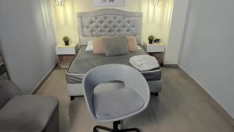 Snapshot of escarleth__ chatting on 11/15/25, 12:45 Escarlet online show from 11/15/25, 12:45