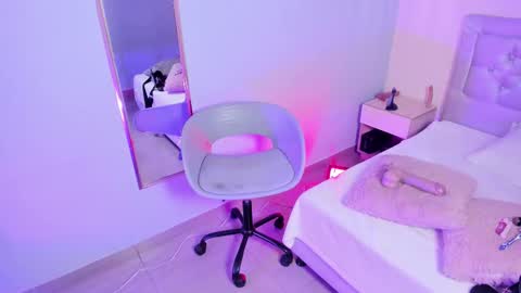 Snapshot of escarleth__ chatting on 11/21/25, 01:10 Escarlet online show from 11/21/25, 01:10