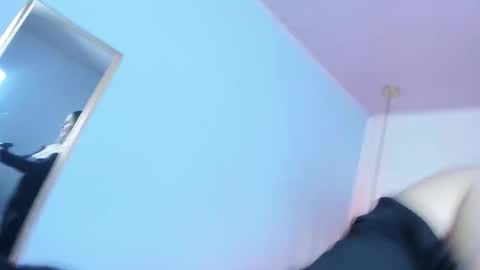 Snapshot of escarleth__ chatting on 12/01/25, 02:11 Escarlet online show from 12/01/25, 02:11