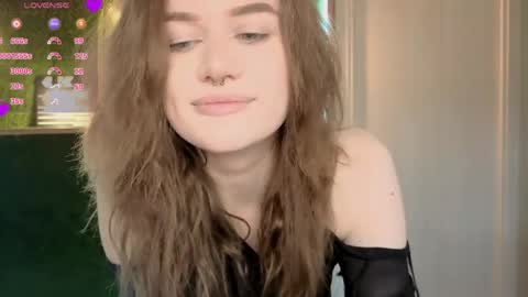 Snapshot of eshleeeygreen chatting on 04/12/26, 07:19 EshleGreen online show from 04/12/26, 07:19