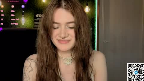 Snapshot of eshleeeygreen chatting on 04/15/26, 07:32 EshleGreen online show from 04/15/26, 07:32