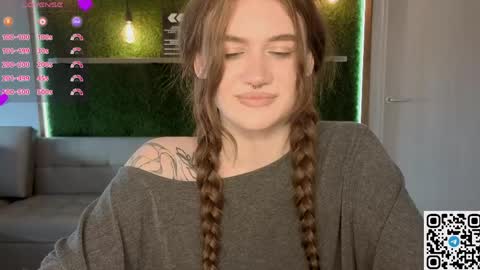 Snapshot of eshleeeygreen chatting on 04/17/26, 12:52 EshleGreen online show from 04/17/26, 12:52