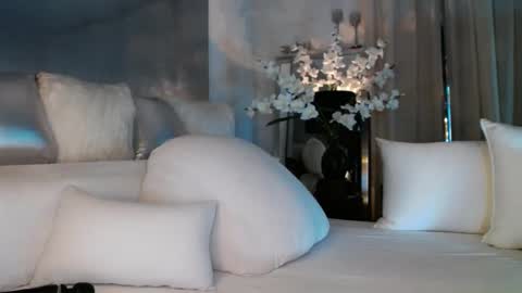 Snapshot of eskeira_ chatting on 01/15/25, 04:21 Esther online show from 01/15/25, 04:21