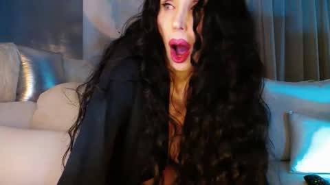 Snapshot of eskeira_ chatting on 02/05/25, 10:44 Esther online show from 02/05/25, 10:44