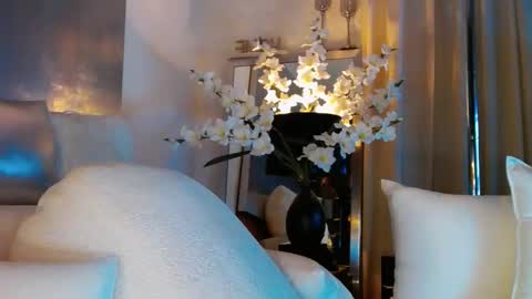 Snapshot of eskeira_ chatting on 03/11/25, 09:48 Esther online show from 03/11/25, 09:48