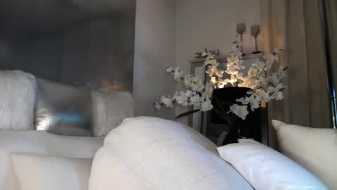 Snapshot of eskeira_ chatting on 03/12/25, 12:53 Esther online show from 03/12/25, 12:53