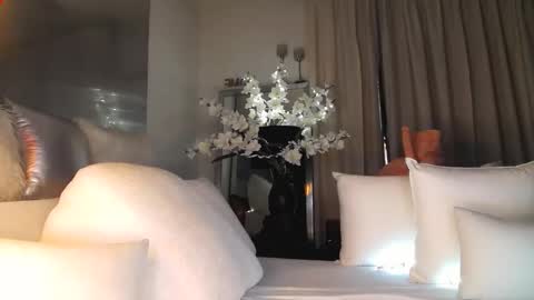 Snapshot of eskeira_ chatting on 10/10/25, 09:36 Esther online show from 10/10/25, 09:36