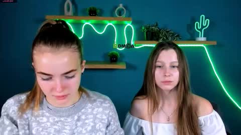 esme_moore_ online show from 11/19/25, 09:53