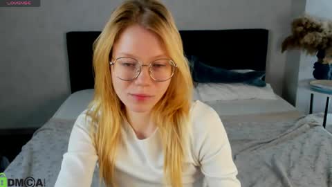 Snapshot of esme_runn chatting on 05/13/26, 03:04 Esme Runn online show from 05/13/26, 03:04