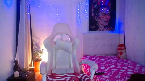 Snapshot of esmeralda098 chatting on 12/19/24, 02:01 Esmeralda online show from 12/19/24, 02:01