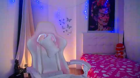 Snapshot of esmeralda098 chatting on 12/24/24, 01:39 Esmeralda online show from 12/24/24, 01:39