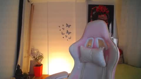 Snapshot of esmeralda098 chatting on 01/18/25, 10:17 Esmeralda online show from 01/18/25, 10:17