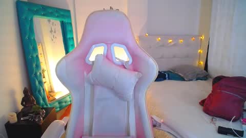 Snapshot of esmeralda098 chatting on 01/26/25, 07:52 Esmeralda online show from 01/26/25, 07:52