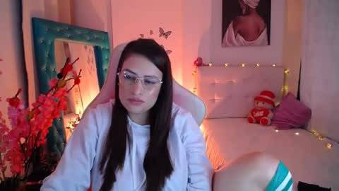 Snapshot of esmeralda098 chatting on 02/25/25, 02:00 Esmeralda online show from 02/25/25, 02:00