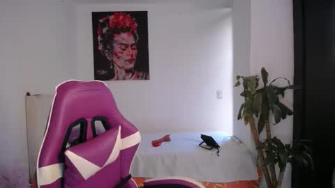 Snapshot of esmeralda098 chatting on 02/14/26, 07:10 Esmeralda online show from 02/14/26, 07:10