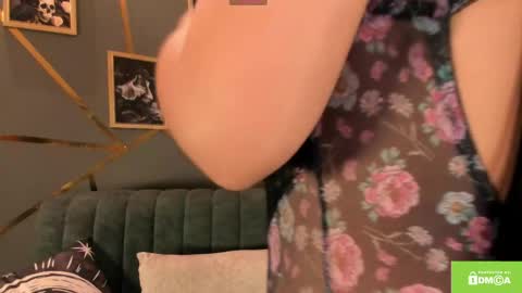 Snapshot of esmeralda99_ chatting on 04/19/26, 08:00 Esmeralda online show from 04/19/26, 08:00