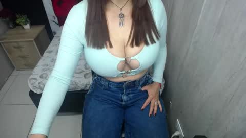 Snapshot of esmeralda_black chatting on 05/19/26, 03:24 esmeralda black online show from 05/19/26, 03:24