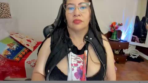 Snapshot of esmeralda_milf1 chatting on 12/19/25, 08:16 esme online show from 12/19/25, 08:16