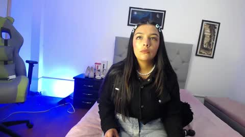 Snapshot of esmeraldaa_sc chatting on 10/27/25, 04:27 Perla online show from 10/27/25, 04:27