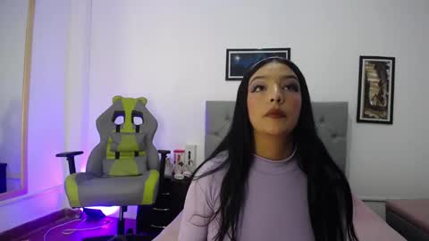 Snapshot of esmeraldaa_sc chatting on 10/29/25, 06:04 Perla online show from 10/29/25, 06:04