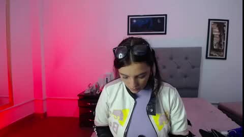 Snapshot of esmeraldaa_sc chatting on 11/15/25, 06:22 Perla online show from 11/15/25, 06:22