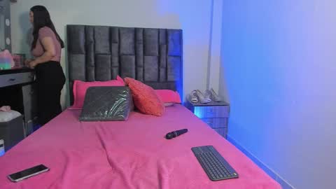 Snapshot of esmeraldaa_sc chatting on 11/21/25, 05:17 Perla online show from 11/21/25, 05:17