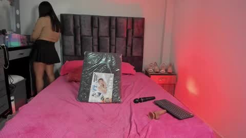 Snapshot of esmeraldaa_sc chatting on 11/24/25, 06:02 Perla online show from 11/24/25, 06:02