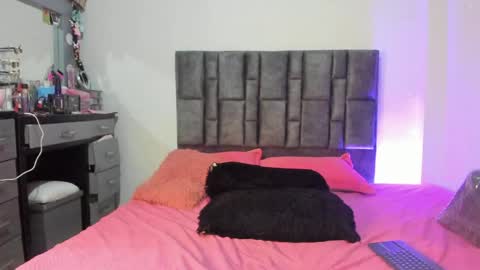 Snapshot of esmeraldaa_sc chatting on 05/11/26, 11:13 Perla online show from 05/11/26, 11:13