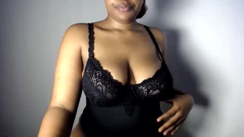 Snapshot of esmeray_ chatting on 05/30/26, 01:19 Esme online show from 05/30/26, 01:19