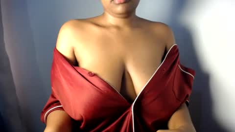 Snapshot of esmeray_ chatting on 06/29/26, 11:21 Esme online show from 06/29/26, 11:21
