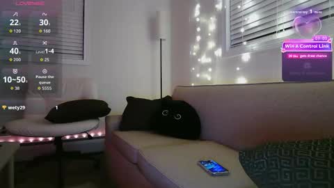 Snapshot of esoterickitten777 chatting on 04/08/26, 05:40 axe online show from 04/08/26, 05:40