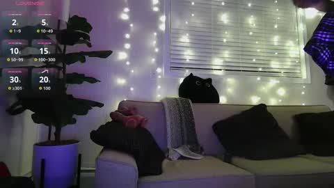 Snapshot of esoterickitten777 chatting on 04/17/26, 05:43 axe online show from 04/17/26, 05:43