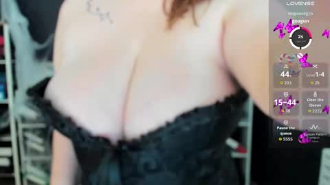 Snapshot of essensual_ chatting on 10/31/25, 05:30 Ava online show from 10/31/25, 05:30