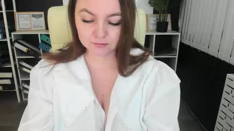 Snapshot of essensual_ chatting on 11/17/25, 01:44 Ava online show from 11/17/25, 01:44