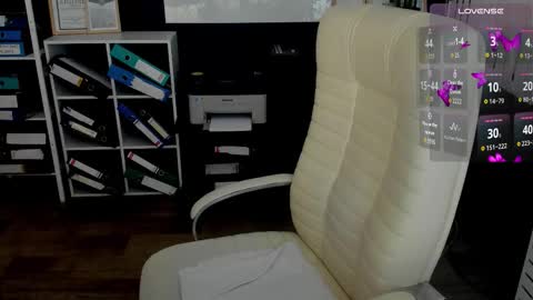 Snapshot of essensual_ chatting on 12/05/25, 01:58 Ava online show from 12/05/25, 01:58