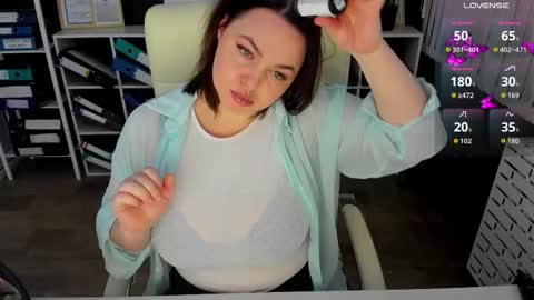 Snapshot of essensual_ chatting on 01/12/26, 01:22 Ava online show from 01/12/26, 01:22