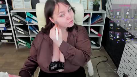 Snapshot of essensual_ chatting on 02/17/26, 02:08 Ava online show from 02/17/26, 02:08