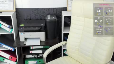 Snapshot of essensual_ chatting on 04/03/26, 01:47 Ava online show from 04/03/26, 01:47