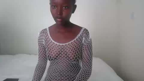 Snapshot of essypetite chatting on 11/18/25, 01:48 essypetite online show from 11/18/25, 01:48