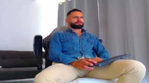 Snapshot of esteban7984068 chatting on 11/14/25, 04:17 esteban online show from 11/14/25, 04:17