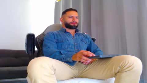 Snapshot of esteban7984068 chatting on 11/18/25, 04:55 esteban online show from 11/18/25, 04:55