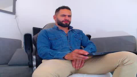 Snapshot of esteban7984068 chatting on 12/17/25, 04:35 esteban online show from 12/17/25, 04:35