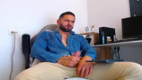 Snapshot of esteban7984068 chatting on 12/19/25, 04:25 esteban online show from 12/19/25, 04:25