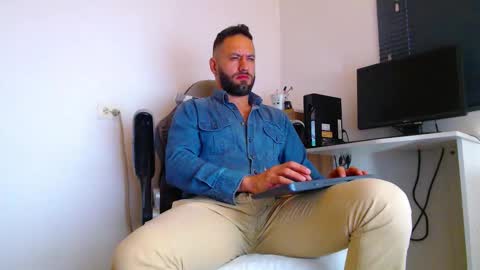 Snapshot of esteban7984068 chatting on 02/11/26, 03:06 esteban online show from 02/11/26, 03:06